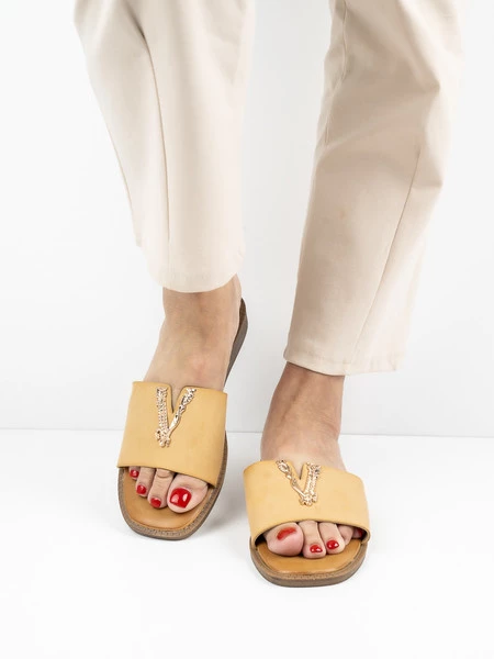 Modne klapki damskie w kolorze Beige