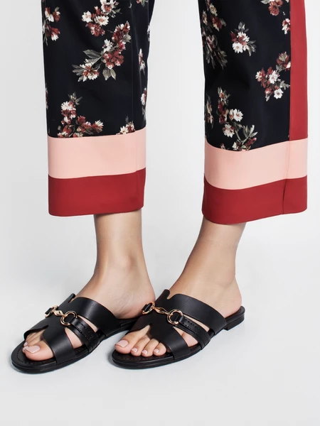 Klapki eleganckie ze skórzaną konstrukcją i metalowymi ozdobami Black