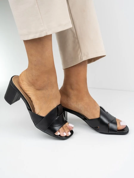 Klapki eleganckie damskie na obcasie z plecionym paskiem w kolorze Black