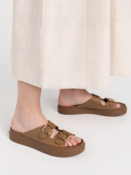 Klapki na koturnie z metalowymi klamrami w kolorze Khaki