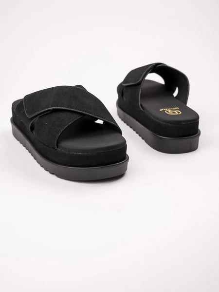 Klapki na koturnie z szerokim paskiem w kolorze Black