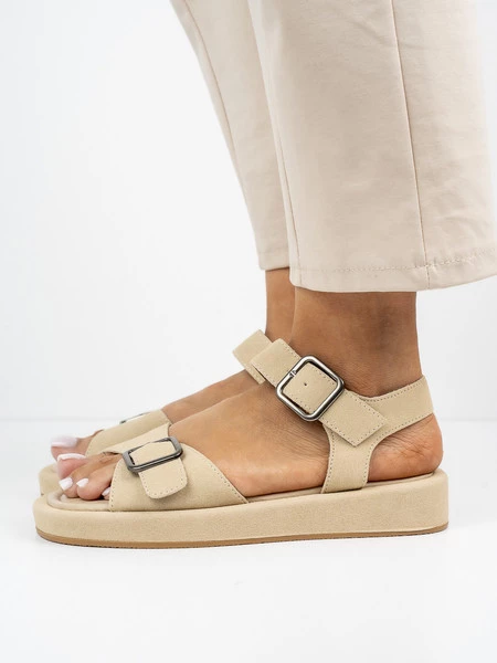 Sandały płaskie damskie z klamrą w kolorze Apricot