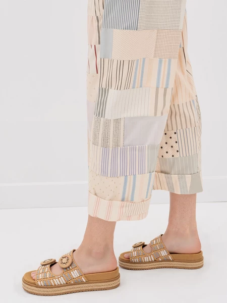 Klapki damskie na koturnie z plecioną cholewką w kolorze Beige