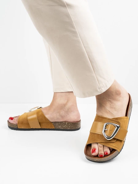 Modne klapki damskie Pepper w kolorze Camel