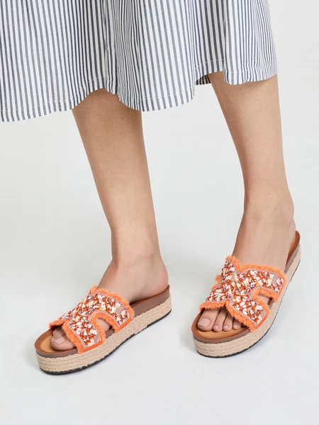 Klapki na koturnie damskie z haftem w kolorze Orange