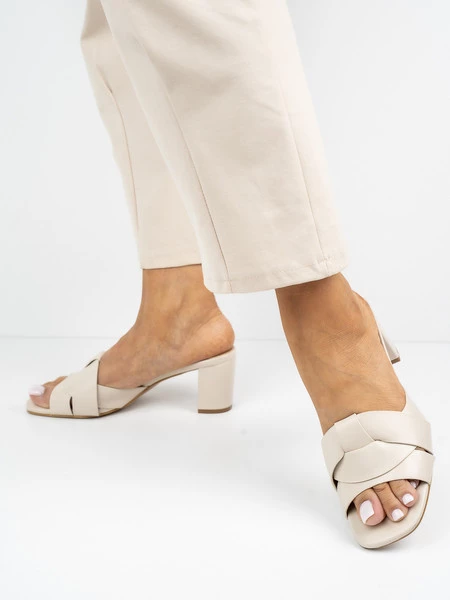 Klapki na obcasie z plecionym paskiem w kolorze BeigePU