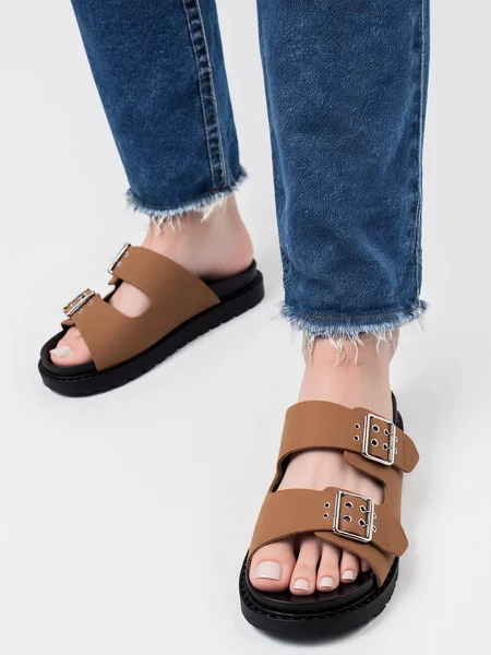 Klapki na koturnie damskie z regulowanymi klamrami w kolorze Camel