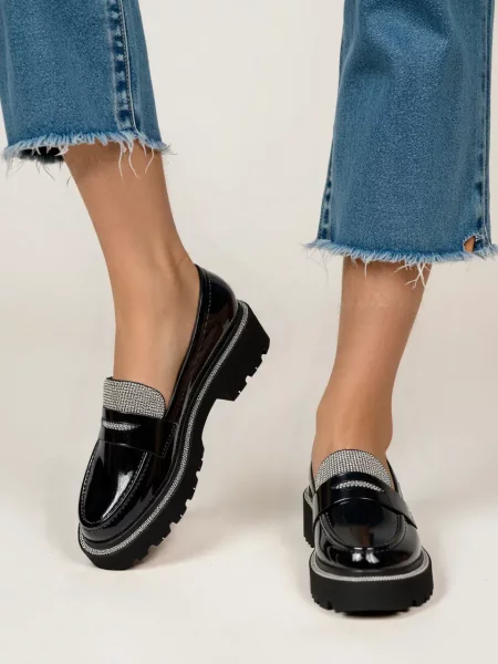 Mokasyny z błyszczącymi detalami, Czarny