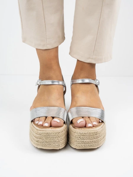 Sandały na koturnie z paskiem w kolorze Silver