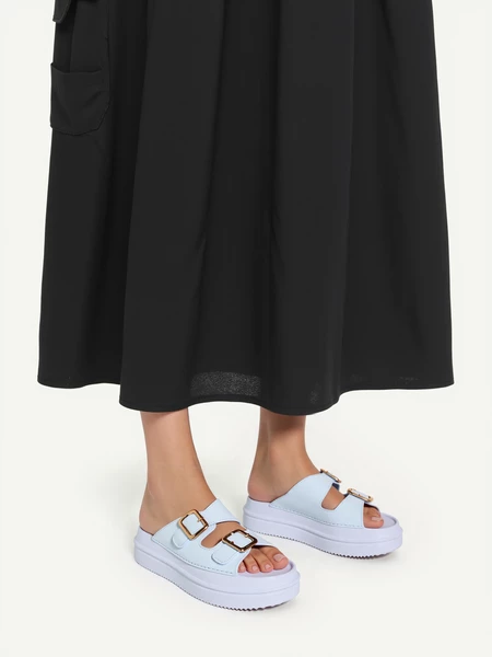 Klapki na koturnie z metalowymi klamrami Blue