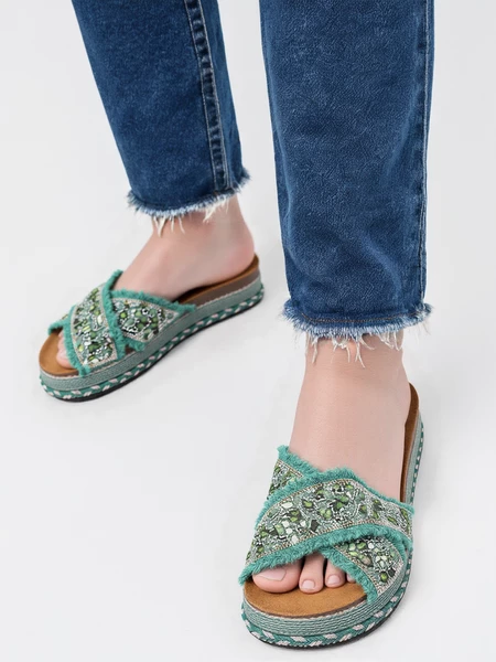 Klapki na koturnie z plecionką GREEN