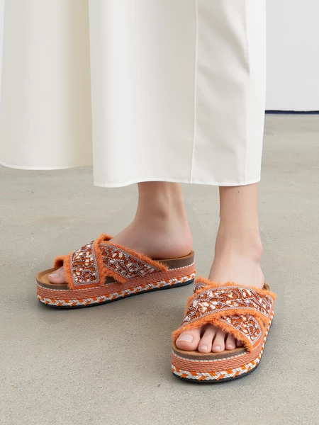 Klapki na koturnie z cekinami i plecionym wzorem Orange