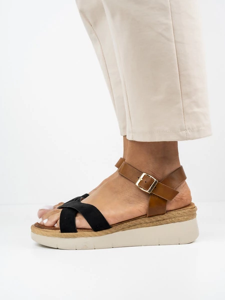 Sandały na koturnie z paskami krzyżowymi w kolorze Black