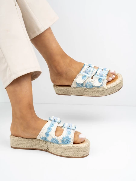 Klapki z paskami i ozdobą z klamrą w kolorze Blue