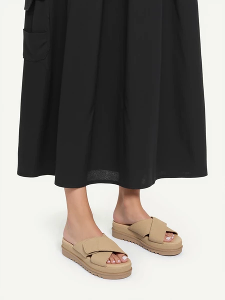 Klapki na koturnie z szerokim paskiem w kolorze Khaki