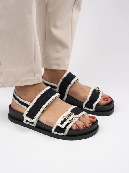 Klapki na koturnie z brokatem i klamrami Black