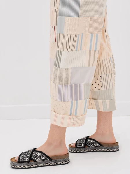 Klapki na koturnie z koralikami i plecioną platformą Black