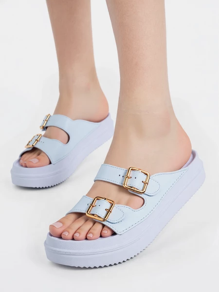 Klapki na koturnie z metalowymi klamrami Blue