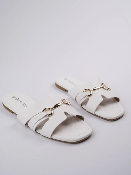 Klapki płaskie z metalową ozdobą White