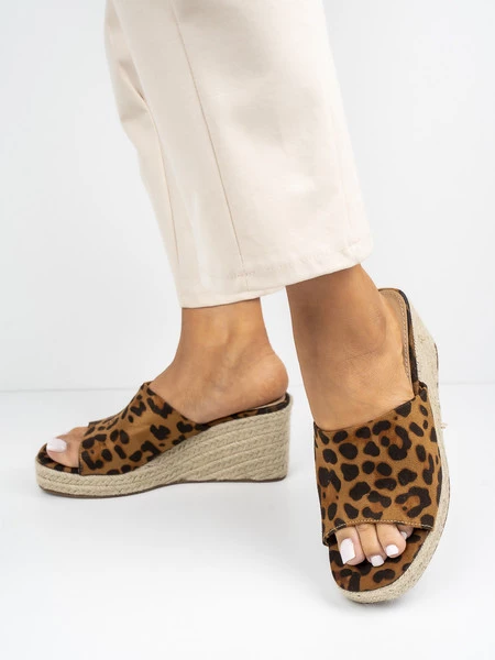 Klapki na koturnie z motywem Leopard