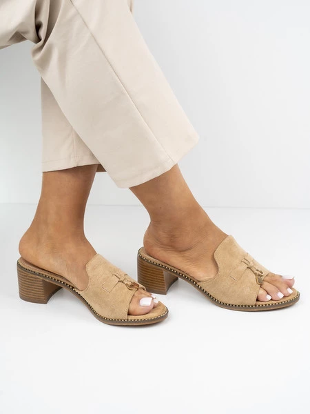 Klapki na obcasie eleganckie z ozdobnym detalem w kolorze Khaki