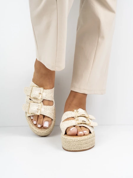 Klapki na koturnie z ozdobnymi klamrami w kolorze Beige