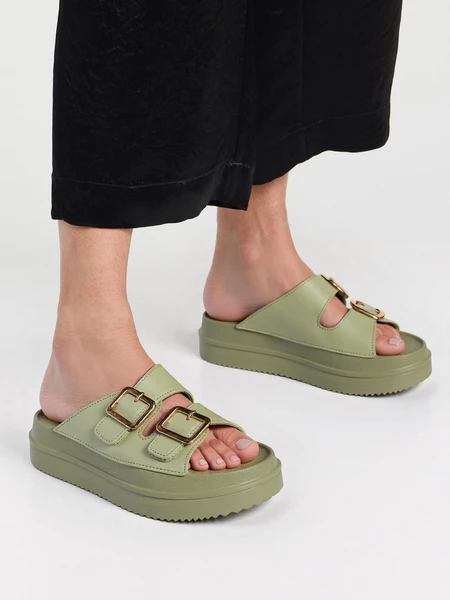 Klapki na koturnie z złotymi klamrami L.green