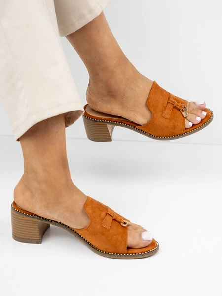 Klapki na obcasie damskie z ozdobnym detalem w kolorze Camel