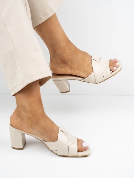 Klapki na obcasie z plecionym paskiem w kolorze BeigePU