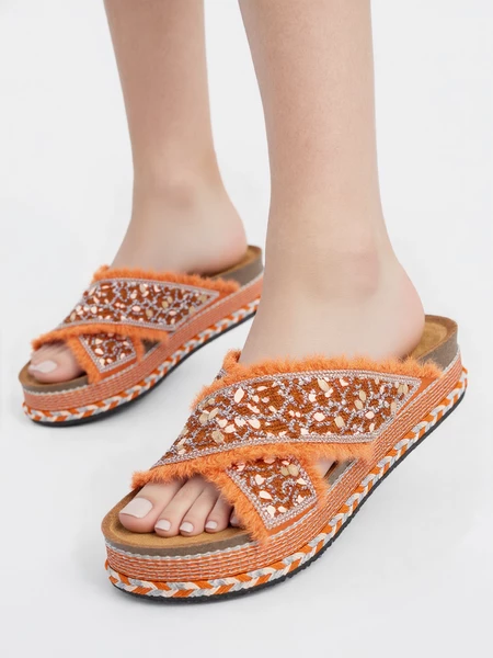 Klapki na koturnie z cekinami i plecionym wzorem Orange