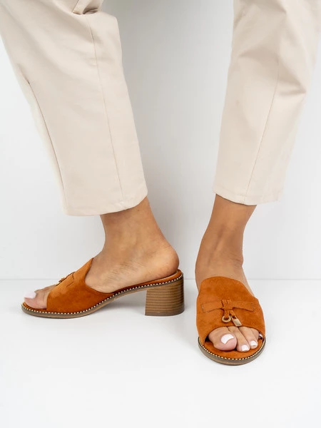 Klapki na obcasie damskie z ozdobnym detalem w kolorze Camel