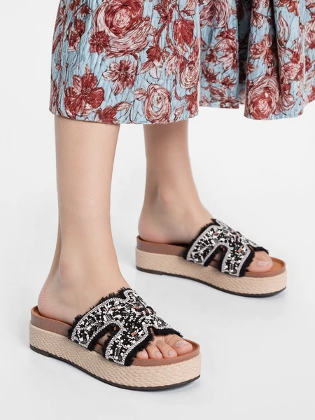 Klapki na koturnie z koralikami i plecioną platformą Black