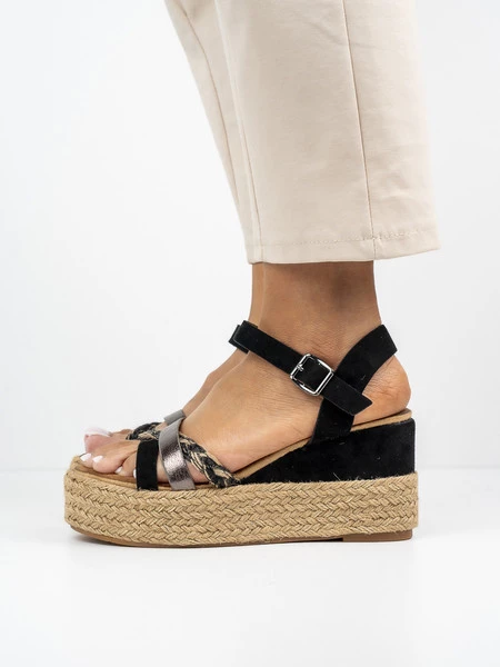 Sandały na koturnie z plecionką w kolorze Black
