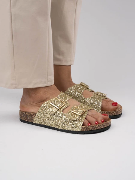 Klapki na koturnie z brokatowymi klamrami w kolorze Gold
