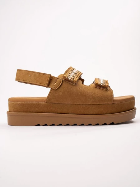 Sandały na koturnie z ozdobnymi paskami w kolorze Camel
