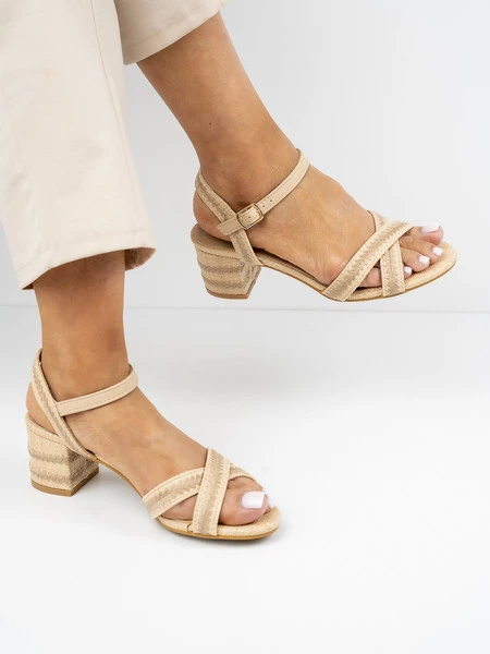 Sandały eleganckie damskie z paskiem na obcasie w kolorze Beige