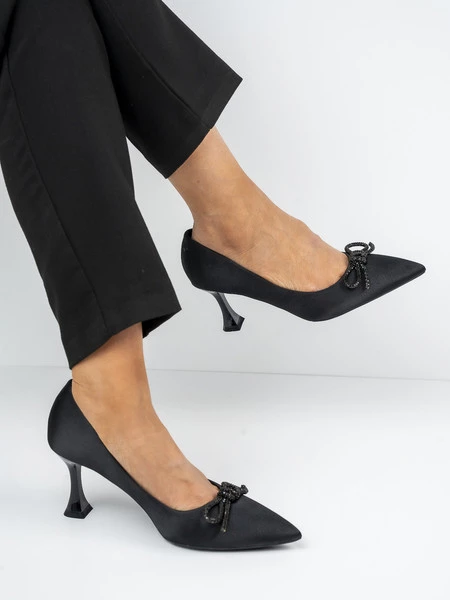 Czółenka z ozdobnym węzłem na niskim obcasie w kolorze Black