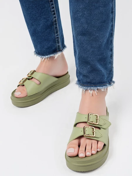 Klapki na koturnie z złotymi klamrami L.green