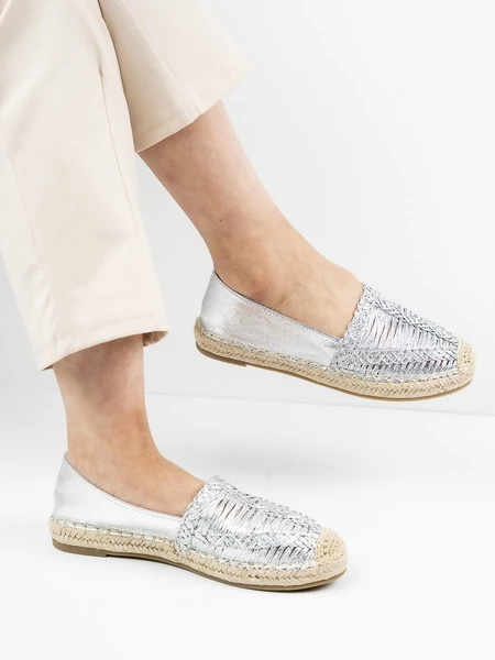 Klapki na obcasie eleganckie z ozdobnym detalem w kolorze Khaki