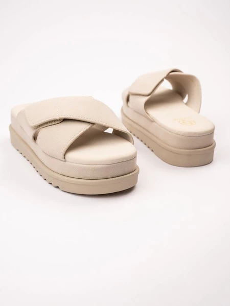 Klapki na koturnie z szerokim paskiem w kolorze Beige