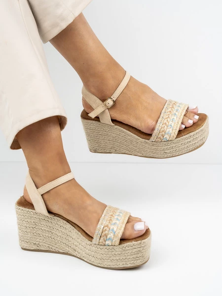 Sandały na koturnie z plecionką w kolorze Beige