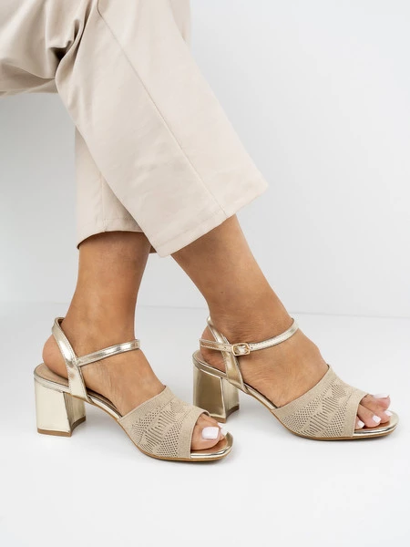 Sandały eleganckie z ażurowym wzorem na obcasie w kolorze Gold