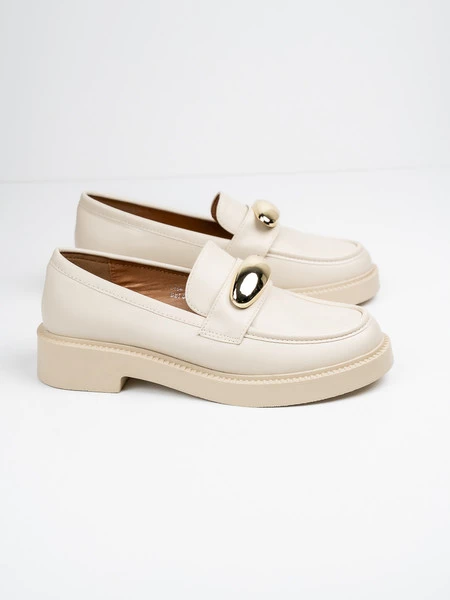 Mokasyny stylowe z metalowym zdobieniem w kolorze Beige