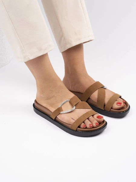 Klapki zamszowe z ozdobną klamrą Camel