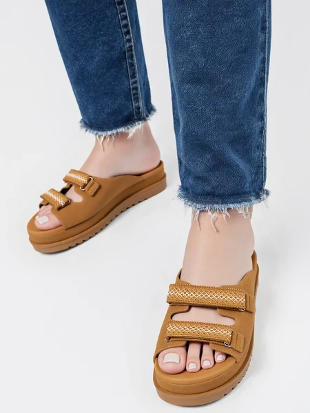 Sandały na koturnie z zamszowymi paskami i zapięciem na rzep w kolorze Camel