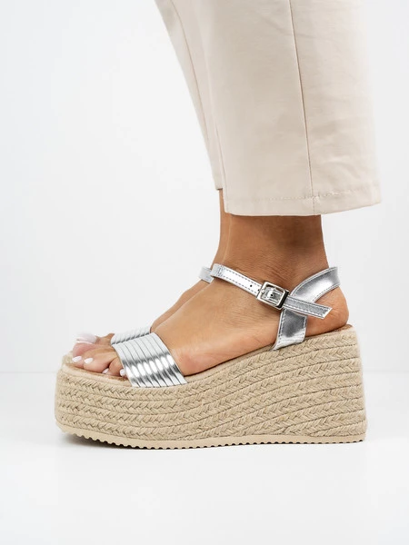 Sandały na koturnie z paskiem w kolorze Silver