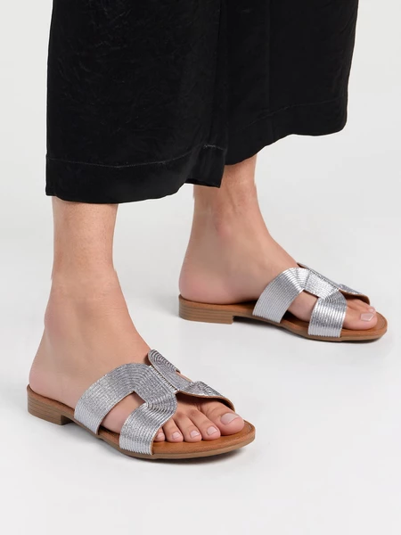 Klapki płaskie damskie z metalicznym wykończeniem Silver