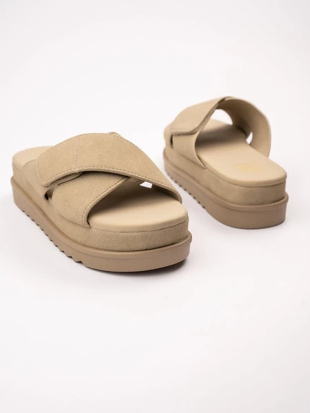 Klapki na koturnie z szerokim paskiem w kolorze Khaki