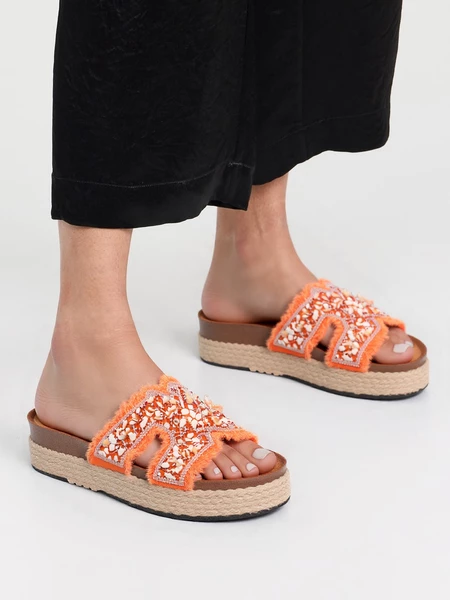Klapki na koturnie damskie z haftem w kolorze Orange