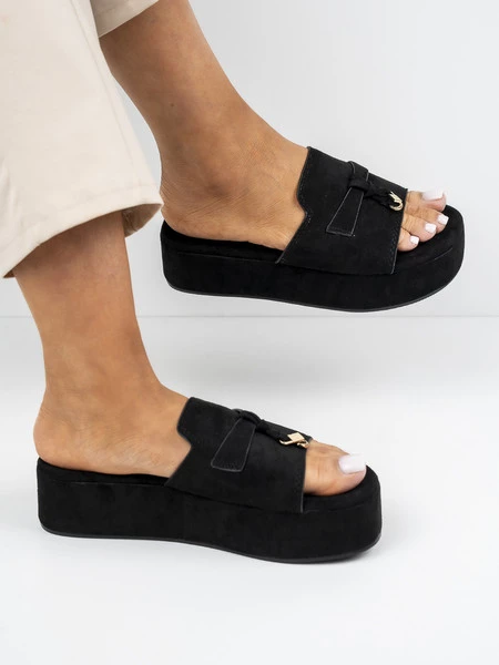 Klapki na koturnie z ozdobną klamrą w kolorze Black